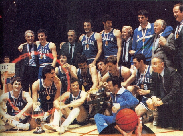 Un momento dei festeggiamenti dopo la conquista della medaglia d'oro a Nantes ai Campionati Europei di basket.